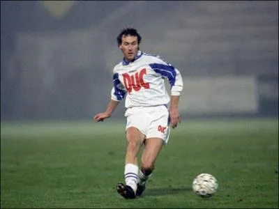 Il a t lu en 1990 et a relanc sa carrire franaise  Auxerre avec qui il a fait le doubl en 1996, c'est ... .