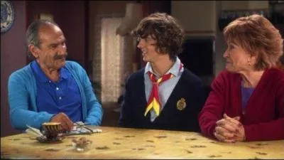 Comment s'appelle le scout serviable qui aide quelquefois Huguette � monter ses courses ?