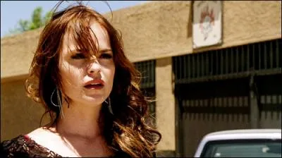 Avec quoi Gemma casse-t-elle le nez de Cherry ?