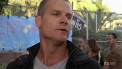 Avec quoi Tig enlve-t-il le tatouage dans le dos de Kyle ?