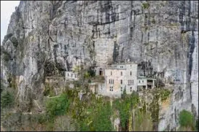 Après avoir évangélisé la Provence (Lazare est le premier évêque de Marseille), Marie-Madeleine se serait retirée en ermite dans une grotte. Dans quel massif de Provence se trouve cette grotte, devenue un lieu de pèlerinage très fréquenté ?