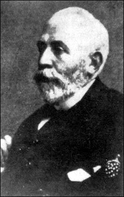 En tant que responsable de la scurit, c'est lui qui proposa d'installer des canots supplmentaires pour que chaque passager et membre d'quipage puisse y prendre place.