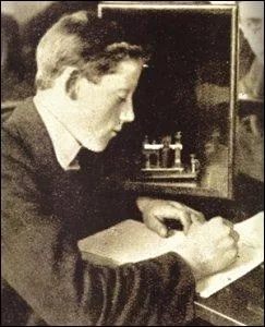 Il est oprateur-radio  bord du Carpathia lorsque le Titanic heurte un iceberg. C'est d'extrme justesse qu'il capte les messages de dtresse du paquebot, car il s'apprtait  teindre son poste.