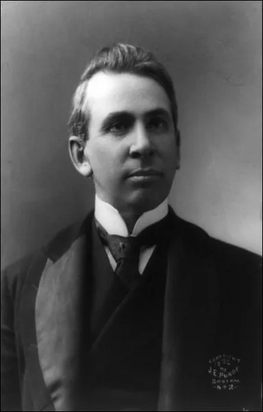 Elu prsident de la sous-commission snatoriale charge d'enquter sur le naufrage du Titanic, il se fait remarquer par son ignorance absolue des questions maritimes.