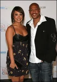 Maurice Greene est un champion de nationalit ... . , renomm en ... ... et qui a tabli un record du monde durant l'anne... ...  Athnes