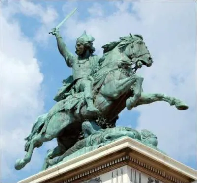Statue de Vercingtorix  Clermont-Ferrand. Si Vercingtorix a gagn  Gergovie contre Csar, il se fit battre par le mme Csar  ...