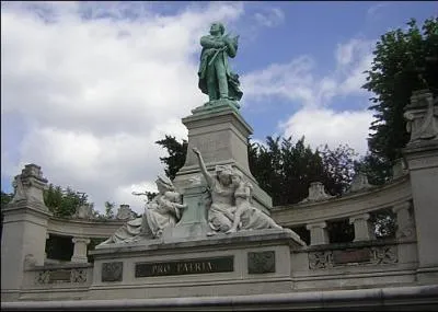 Monument du Gnral Gambetta  Svres. Svres est rput pour sa manufacture de...