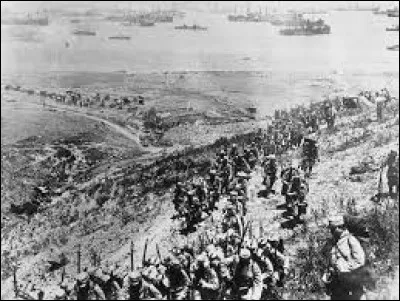 Les premiers massacres à grande échelle ont lieu le long de la frontière avec la Russie. Les populations arméniennes de nombreux villages sont massacrées. La tension et le sentiment ultranationaliste est à son comble lorsque les alliés Français et Britanniques s'engagent militairement en Turquie. Quelle grande bataille s'est terminée par une cuisante défaite des forces alliées face à l'armée turque ?