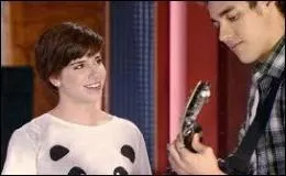 Les rapports entre Violetta et Leon deviennent difficiles et la rupture est invitable.
Qui est ravi de cette situation ?