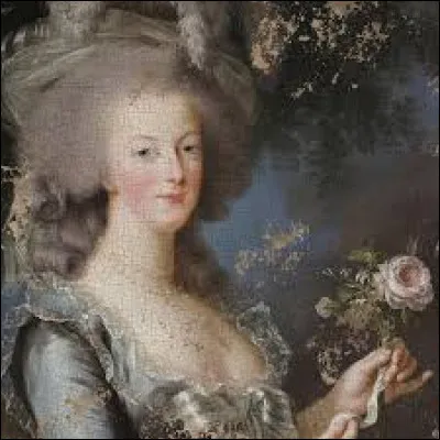Dans quel bâtiment Marie-Antoinette avait-elle l'habitude de se réfugier pour échapper aux contraintes de la Cour, et pour recevoir ses amis en toute intimité ?