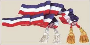 Sur quelle paule se place l'charpe tricolore des Maires en France ?