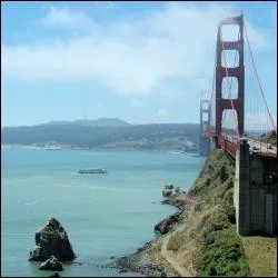 Quel clbre pont domine la baie de San Francisco ?