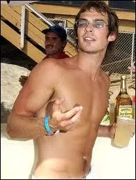 Un parfait pige  minettes,  damner son monde en vampire  l'oeil qui frise c'est dans la vie un vrai colo... .