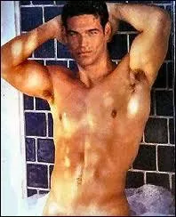 Amricain d'origine cubaine, il frise la perfection physique... on peut l'admirer avec ou sans chemise dans la srie, excellente d'ailleurs, Invasion...