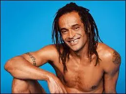 A-t-on besoin de le prsenter, ce sportif de haut niveau qui s'est reconverti en chanteur... il adore tre pieds nus, votre appartement restera impeccable, donc...