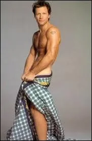 C'est un rocker d'abord, et aussi un acteur, et un militant humaniste... un grand charmeur en tout cas qui a les moyens de l'tre, italien d'origine...