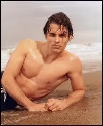 Ce joli garon a t forcment le Prince Charmant  l'cran... mais aussi l'amoureux du film 27 robes, et en plus il chante trs trs bien...