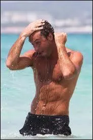 Un anglais, un faux maigre, trs mince en costume, mais on voit qu'il y a  manger dessous. Pas super super fidle, il en profite quoi !