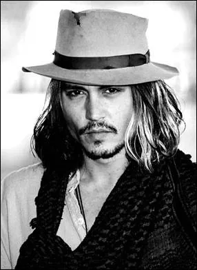 Acteur ftiche et ami de Tim Burton, compagnon de Vanessa Paradis il est...