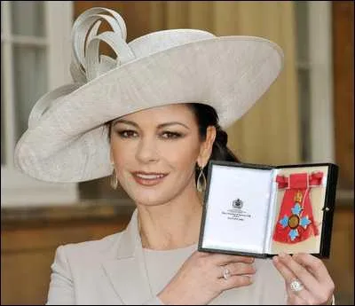 Catherine Zeta-Jones a t anoblie par la reine d'Angleterre. Quand tait-ce ?