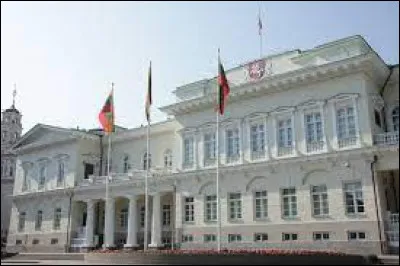 Le 24 juin 1812, l'armée impériale franchit le fleuve Niemen. L'avancée est rapide sans rencontrer de résistance. Dans quelle ville Napoléon séjourne-t-il pendant 2 semaines pour organiser la logistique et le centre de commandement de son état-major ?