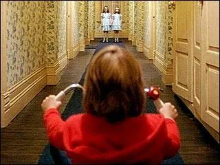 A l'aide de quel objet Danny parcourt-il l'htel ?