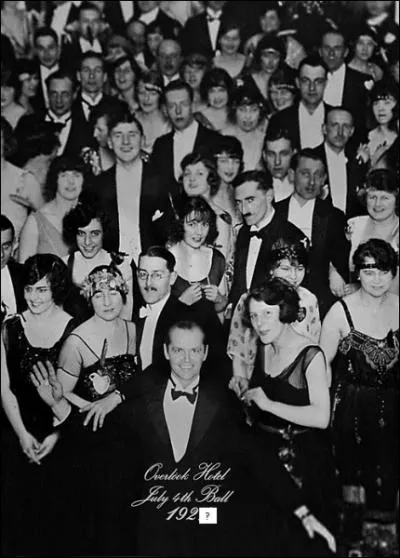 A la fin du film, un dernier travelling montre une photographie accroche au mur de l'htel. On y voit Jack en tenue de soire au milieu des invits. Le clich porte la lgende :