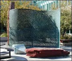 Quelle sculpture de l'amricain Jim Sanborn, situe dans l'enceinte de la CIA, est recouverte de messages chiffrs ?