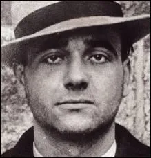 Ce criminel tuait en tirant une balle de revolver  bout portant dans la nuque ou tranglait ses victimes. Il tua 6 personnes sans que ses motivations ne soient connues.