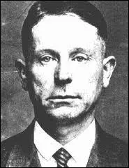 Surnomm le 'Vampire de Dsseldorf', il tuait  coups de ciseaux, gorgeait, violait, mutilait ses victimes. Il fut guillotin en 1931. Il inspira Fritz Lang pour son film 'M le Maudit'.