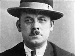 Surnomm 'Le Boucher de Hanovre', il tuait ses victimes en leur tranchant la carotide. Il vendait ensuite la chair humaine dont il faisait un trafic. Il fut guillotin en 1926.