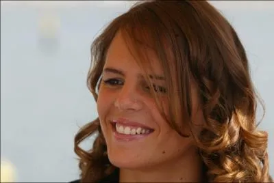 Cette jolie jeune femme reoit :