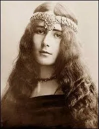 Danseuse franaise forme  l'Opra de Paris, elle se produisit  l'Exposition universelle de 1900 dans des danses cambodgiennes. Elle posa pour le sculpteur Falguire et le peintre Degas.