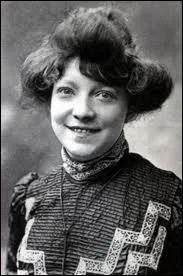 Parisienne, femme de la nuit, elle fut l'enjeu d'une lutte sanglante de deux chefs de malfrats (des 'Apaches'), dans le 20me arrondissement.