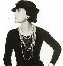 Grande couturire franaise. Ds 1916 elle raccourcit les jupes et supprima la taille. Karl Lagerfeld dit d'elle ' Elle n'tait pas un designer, c'tait une femme de son temps'.