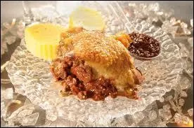 La dinde y est servie avec une sauce au chocolat.