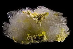 Quelle est cette roche, minral blanc qui peut atteindre 11 mtres de long dans la Mine de Naica  Chihuahua au Mexique ?