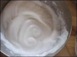 Qu'obtient-on en battant des oeufs en neige que l'on fera ensuite scher au four ?