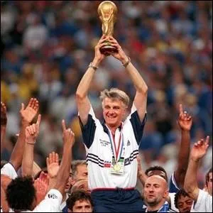 Entraneur franais, n le 27 novembre 1941, qui a t le slectionneur de l'Equipe de France de Football lors de la Coupe du Monde 1998.
