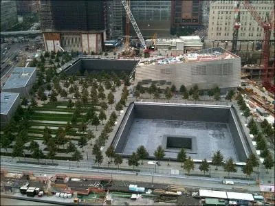 Septembre : Inauguration du mmorial du World Trade Center  New York ;les attentats du 11 septembre ont :