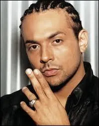 Qui chante 'Got 2 Love You' ?