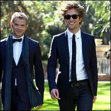 Deux jeunes acteurs qui montent, dont l'anglais qui rafle les coeurs, 1, 85 m de charme et d'humour et une coiffure qui emporte tout... Ce sont...