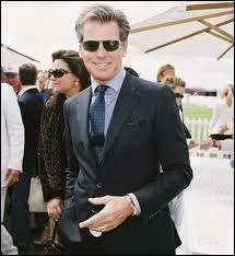 Bond, my name is Bond ! Le s�duisant, m�me grisonnant, Pierce Brosnan, 1, 87 m d'humour et mari� � une femme plus que... ?