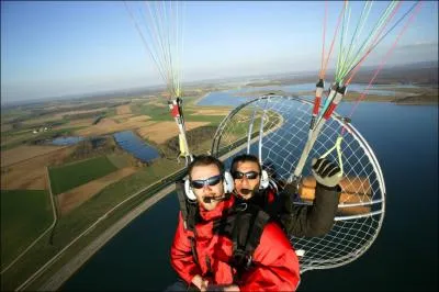 Pourquoi ont ils ajout un moteur  leur parapente ?