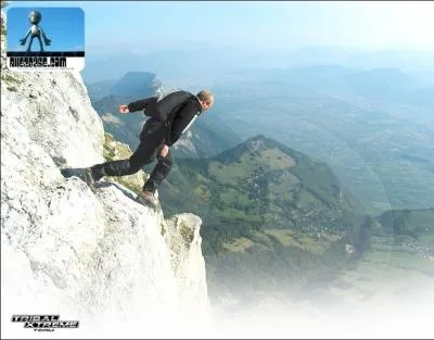 Il saute de la falaise ( rassurez vous , il a un parachute ) c'est le :