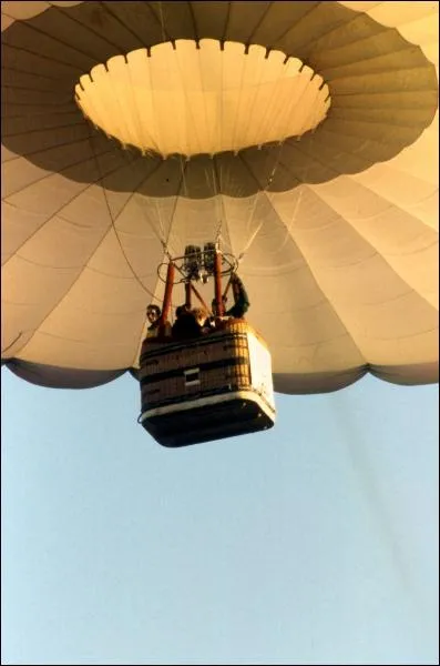 Ceci est une montgolfire ; elle prend de l'altitude grce  :