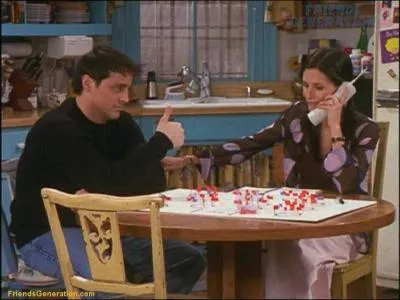 Que doit faire Monica pour inviter les parents de Joey  son mariage ?