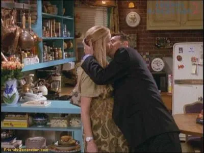 Pour Phoebe, comment sont les baisers de Chandler ?
