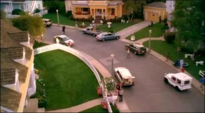 Quelle maison est la plus proche de la sortie du quartier ?