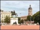 Dans quelle ville se situe La Place Bellecour ?